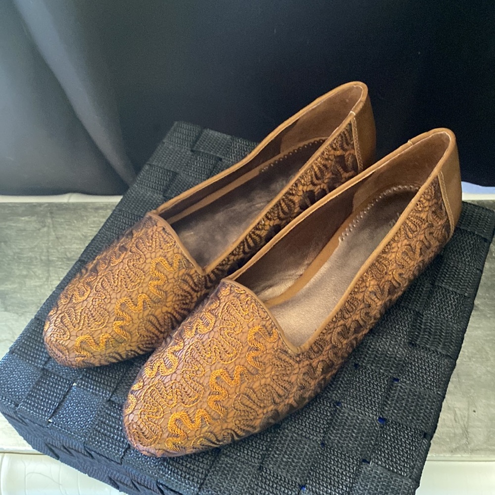 Trotters Bronze metallic beautiful dress shoes. Size 10 wide.